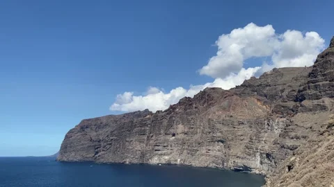 Dramatic cliff faces of Acantilados de los Gigantes in Tenerife 스톡 동영상 197075627