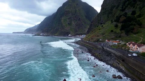 Dramatic Cliffs Along Madeira's North Coast Vidéo 334526125