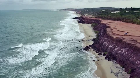 Dramatic cliffs and coastline of Praia de Pipa, Rio Grande do Norte. 스톡 동영상 314466602