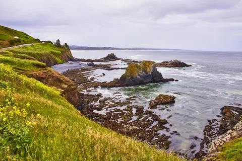 Dramatic Cliffs and Ocean View with Scenic Road in Newport Oregon 写真素材