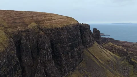 Dramatic cliffs of kilt rock on the isle of skye in scotland 库存影片 334060129
