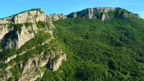 Dramatic cliffs rise above lush green valley floor. Sicevo Gorge, Serbia. Vídeos de archivo 337052002