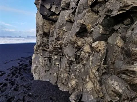 Dramatic cliffside rock formation on the Black Sand beaches of Iceland Foto stock