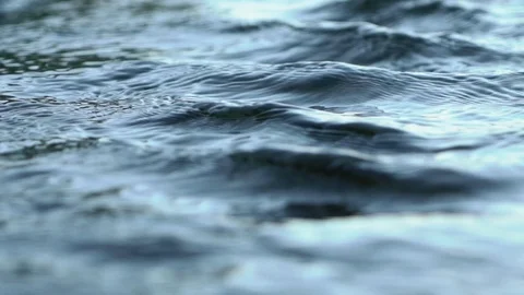 Dramatic closeup of water stream outdoors Vidéo 98747470