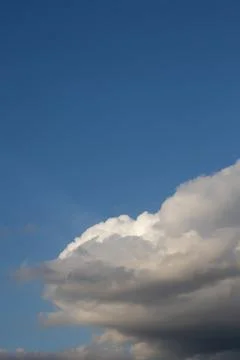 Dramatic Cloud Formation in Blue Sky 库存照片
