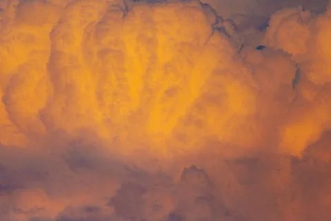 Dramatic cloud formation illuminated by sunset hues, showcasing vibrant ora.. Foto stock