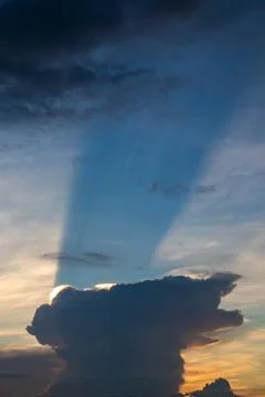 Dramatic Cloud Formation With Light Rays 스톡 사진
