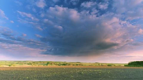 Dramatic Cloud Formation Over an Agricultural Landscape with Stunning Visual Ele 写真素材