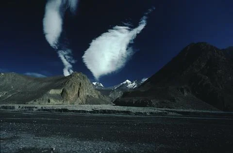 Dramatic cloud formation over mountains in Nepal, 1980s Foto stock