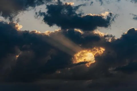 Dramatic cloud formation with rays of sunlight breaking through, creating a.. 写真素材