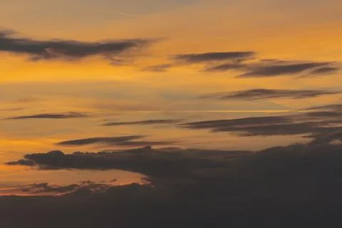 Dramatic cloud formations at dusk Stockfoto's