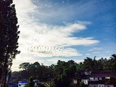 Dramatic Cloud Formations Over Rural Village Landscape Foto stock