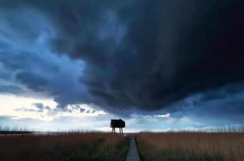 Dramatic cloud over coast with woodn tower Foto stock