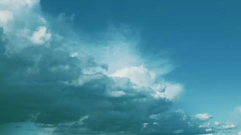Dramatic Cloud Patterns Against a Beautiful Clear Blue Sky on a Perfect Day Outd Foto stock