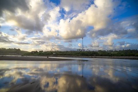 Dramatic Cloud Reflections Over Tropical Coastal Wetlands Foto stock