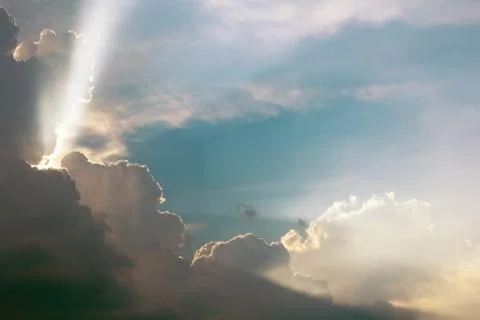Dramatic cloud sunset time with sunbeams Foto stock