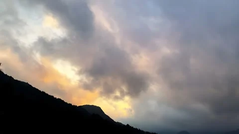 Dramatic Cloud Timelapse Over Majestic Tibetan Mountains at Sunset Vídeo Stock 336069475