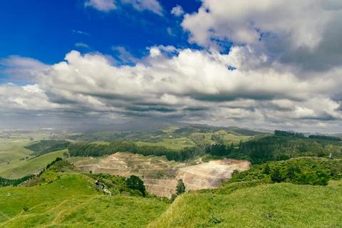 Dramatic Clouds Above Green Valley Quarry Stock-Fotos