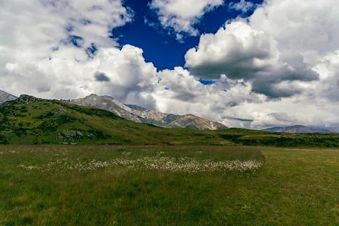 Dramatic Clouds Above Remote Mountain Meadow Landscape Foto stock