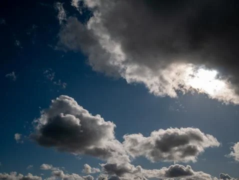 Dramatic clouds and sunlight in a blue sky Foto stock