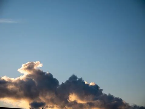 Dramatic clouds in blue evening sky Foto stock