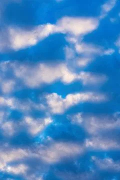 Dramatic clouds in blue sky, illuminated by rays of sun at sunset to change Foto stock