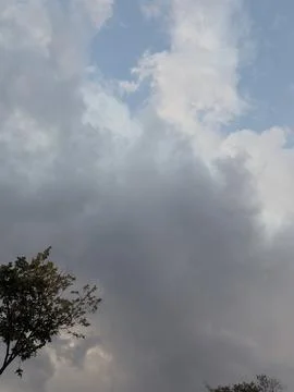 Dramatic Clouds in Blue Sky Stock-Fotos