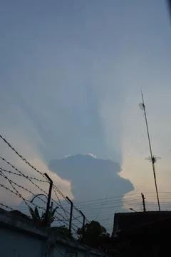 Dramatic clouds in the eastern sky with the sun rises behind it Stock Photos
