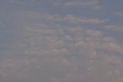 Dramatic clouds in the eastern sky with the sun rises behind it Foto stock