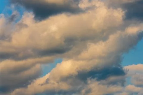 Dramatic clouds floating across sky to change weather before rain Stock-Fotos