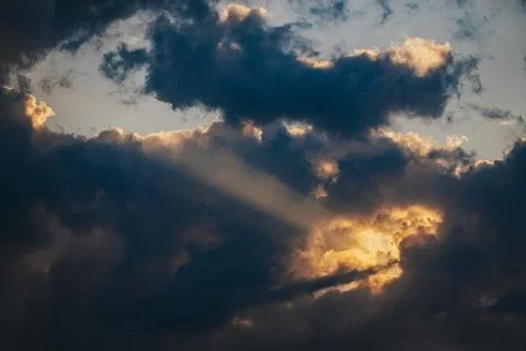 Dramatic clouds illuminated by sunlight with rays breaking through the dark.. Foto stock