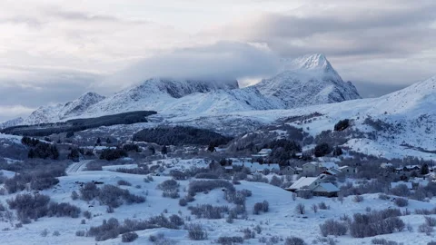 Dramatic clouds moving above snowy lofoten mountains, Norway Vidéo 342918757