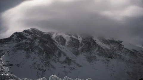 Dramatic clouds moving over the Mount Everest summit Vídeos de archivo 331260373