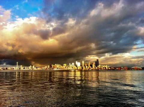 Dramatic clouds over city skyline Foto stock