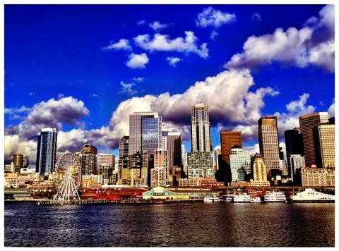 Dramatic clouds over city skyline Foto stock