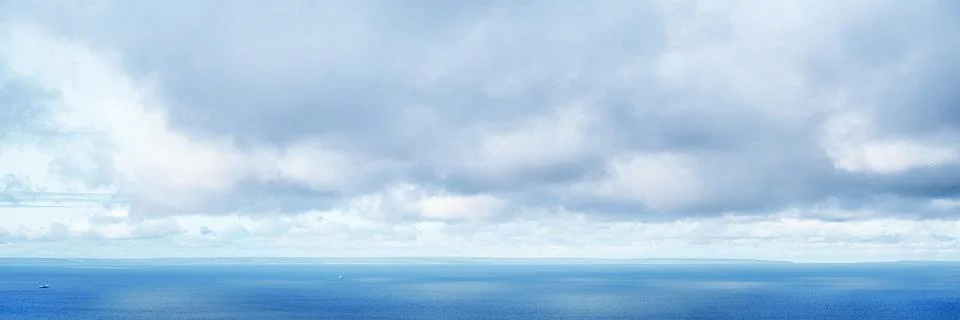 Dramatic clouds over endless Volga river surface panoramic Foto stock