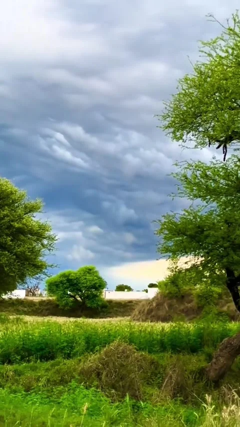 Dramatic Clouds over Lush Green Countryside Landscape Vídeos de archivo 332013391