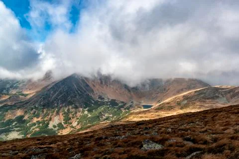 Dramatic clouds over mountain lake Foto stock