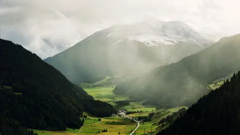 Dramatic Clouds Over the Mountain Landscape of Nauders in Tyrol, Austria Foto stock