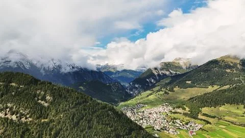 Dramatic Clouds Over the Mountain Landscape of Nauders in Tyrol, Austria Foto stock