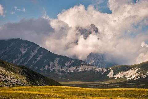 Dramatic clouds over a mountain valley in Gran Sasso, Italy Foto stock