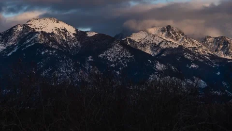 Dramatic clouds over mountains at sunset timelapse Stock-Footage 310535796
