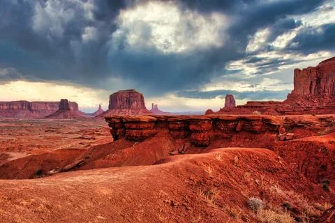 Dramatic Clouds Over Red Rock Mountains 库存照片