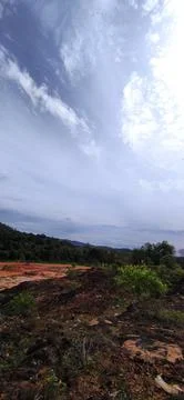 Dramatic clouds over rocky landscape and wilderness terrain Foto stock