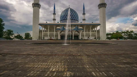 Dramatic clouds over Sultan Salahudin Abdul Aziz Shah mosque 스톡 동영상 59939582