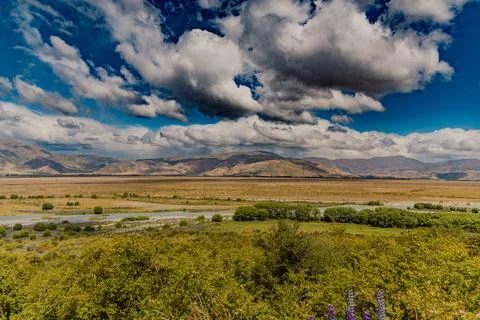 Dramatic Clouds Over Wide Mountain Valley Landscape Foto stock
