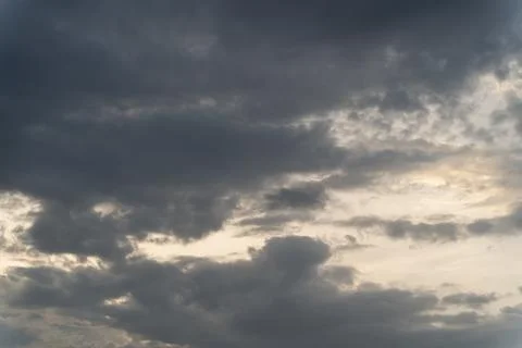 Dramatic Clouds with Shades of Gray and Hints of Light at Dusk Creating an .. Stockfoto's