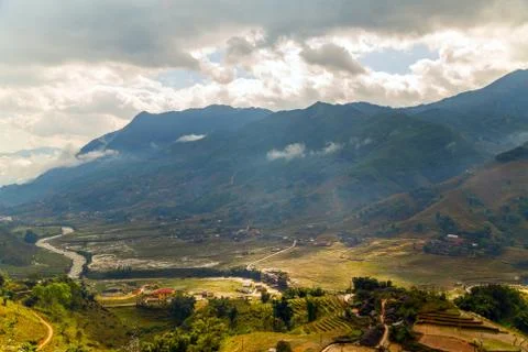 Dramatic clouds sky, natural landscape mountain range at foggy summer morning Foto stock
