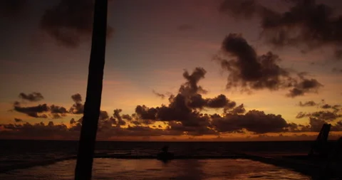 Dramatic clouds at sunset Vídeos de archivo 139376738
