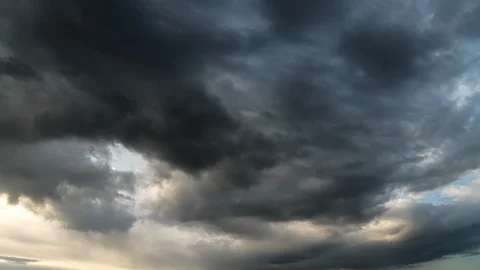 Dramatic clouds timelapse Видео 108062310